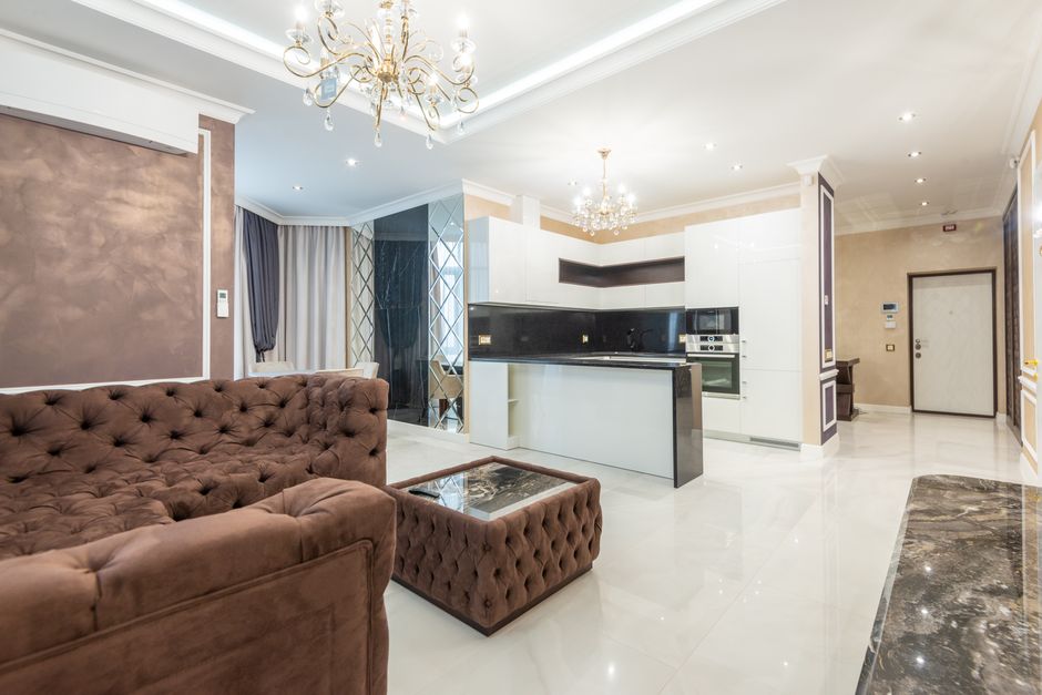 Jasny i nowoczesny salon w apartamencie premium, odzwierciedlający prestiżowy standard nieruchomości w centrum miasta